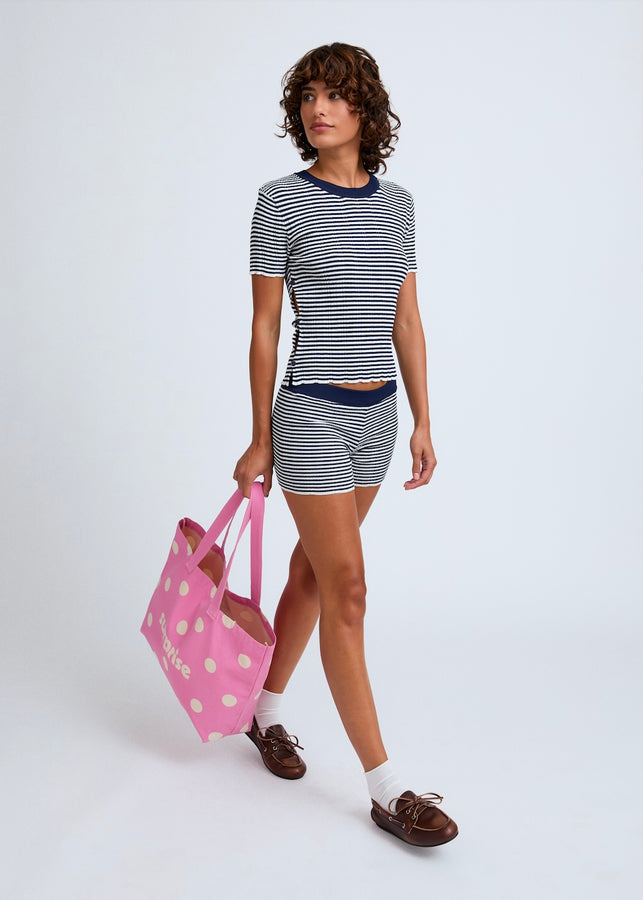 Naomi mesure 1m70. Elle porte le t-shirt en taille 1 et le short en XS/S.