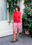 Naomi mesure 1m70 et porte le cardigan en XS et le short en XS/S.