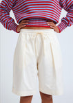 Naomi mesure 1m70 et porte le pull en taille XS et le short en XS/S.
