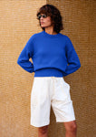 Naomi mesure 1m70 et porte le pull en taille XS et le short en XS/S.
