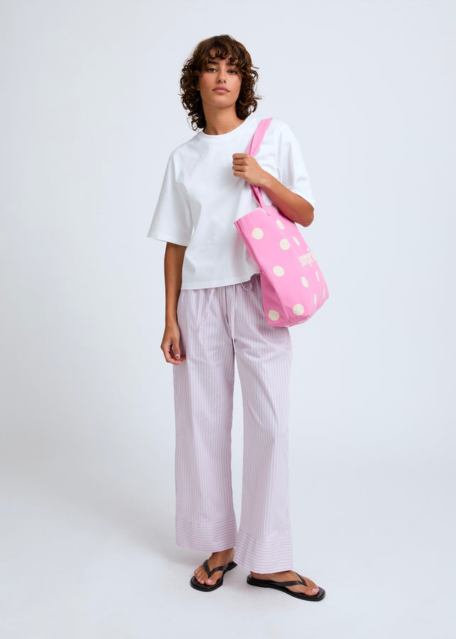 Naomi mesure 1m70 et porte le pantalon en taille XS/S.