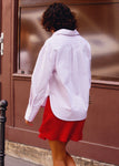 Naomi mesure 1m70 et porte la chemise en S/M et la jupe en XS.