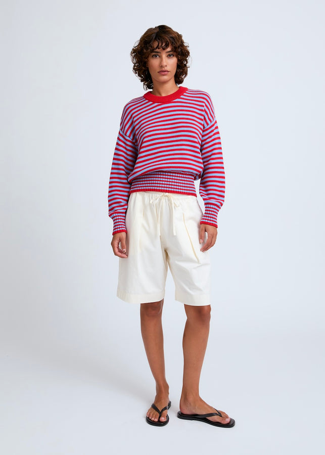 Naomi mesure 1m70 et porte le pull en taille XS et le short en XS/S.