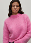 Malena mesure 1,75m et porte une taille 2