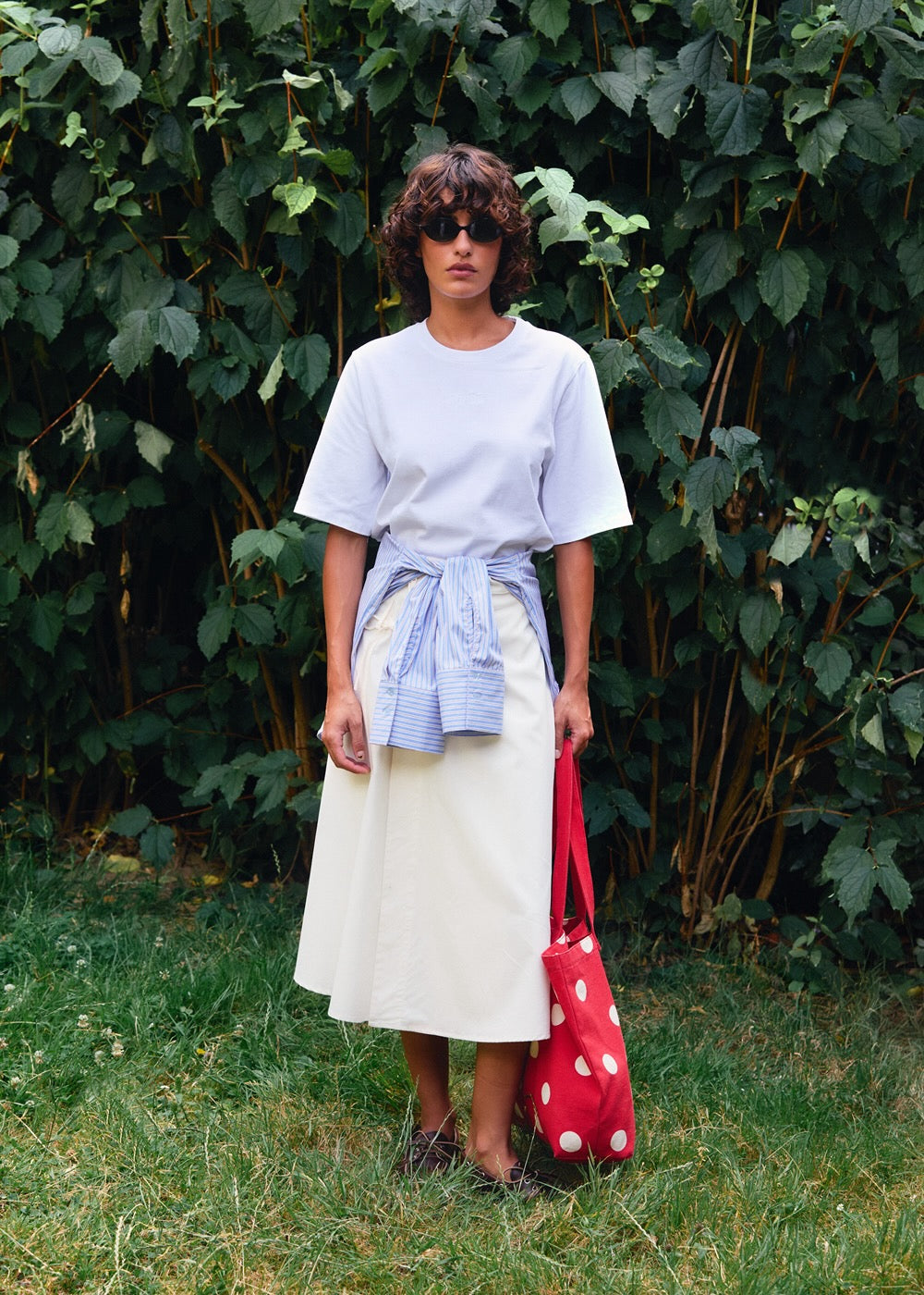 Naomi mesure 1m70 et porte le t-shirt en taille XS