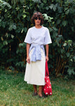 Naomi mesure 1m70 et porte le t-shirt en taille XS