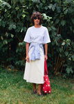 Naomi mesure 1m70 et porte le t-shirt en taille XS