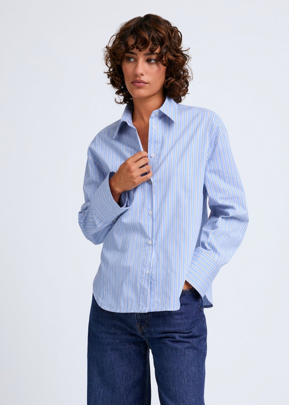 Naomi mesure 1m70 et porte une taille S.
