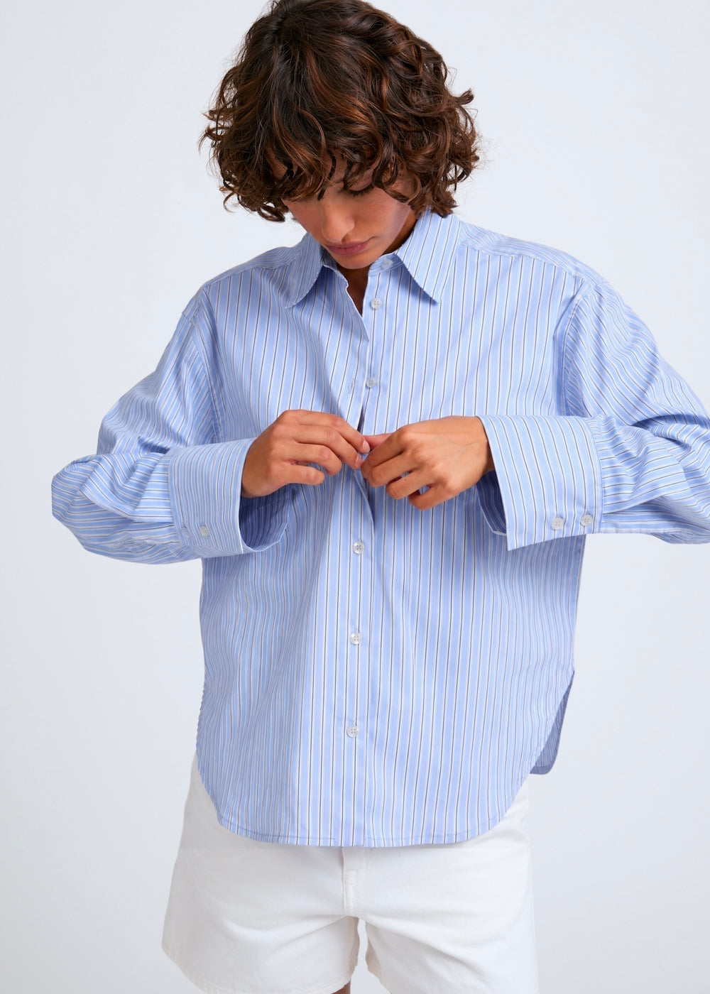 Naomi mesure 1m70 et porte une taille S.