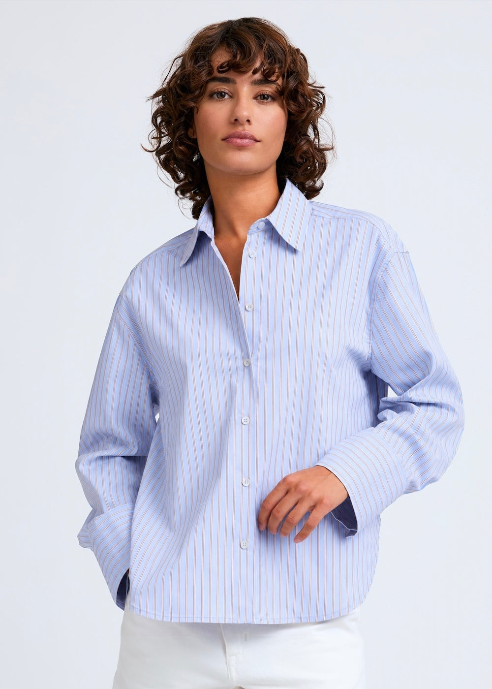 Naomi mesure 1m70 et porte une taille S.