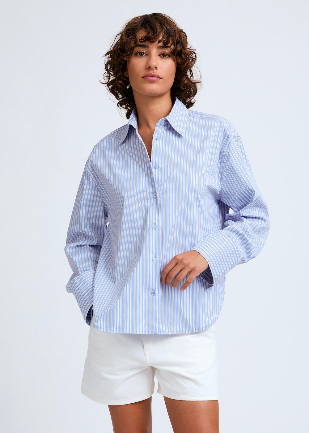 Naomi mesure 1m70 et porte une taille S/M