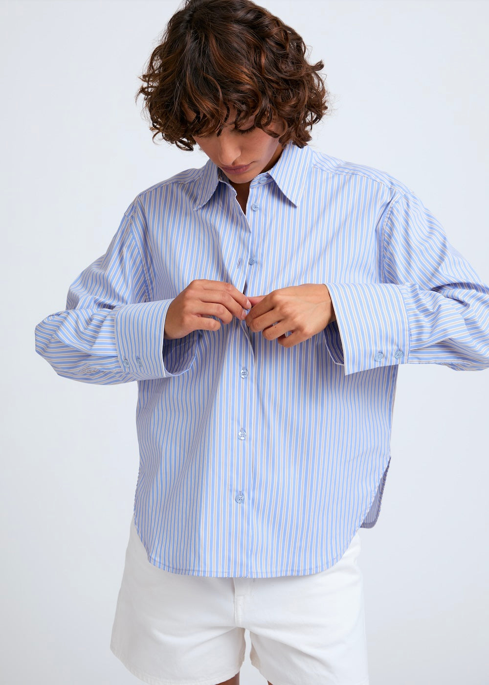 Naomi mesure 1m70 et porte une taille S/M
