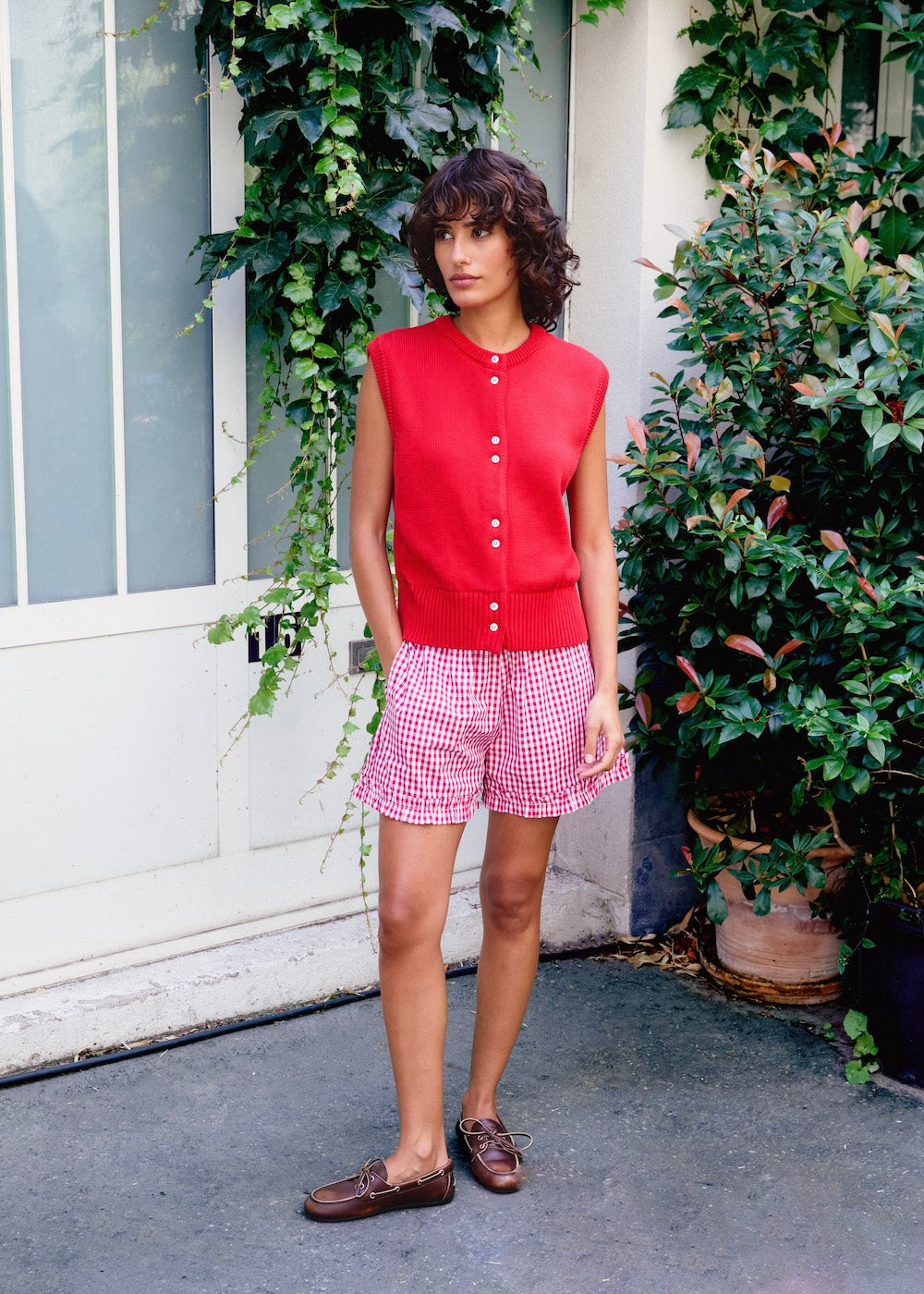 Naomi mesure 1m70 et porte le cardigan en XS et le short en XS/S.