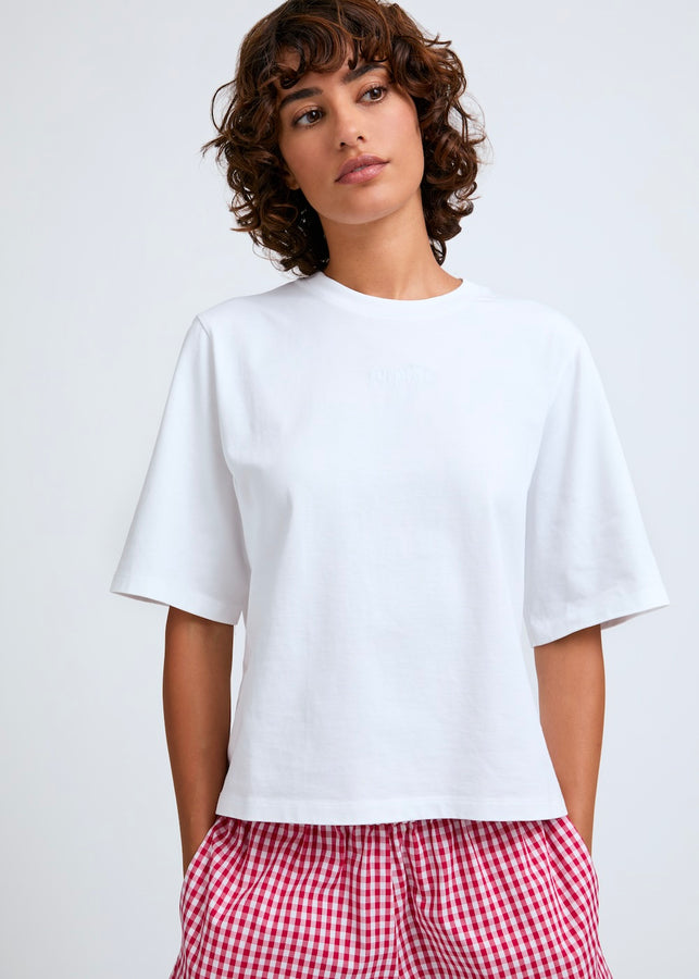 Naomi mesure 1m70 et porte une taille 2.