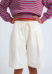 Naomi mesure 1m70 et porte le pull en taille XS et le short en XS/S.