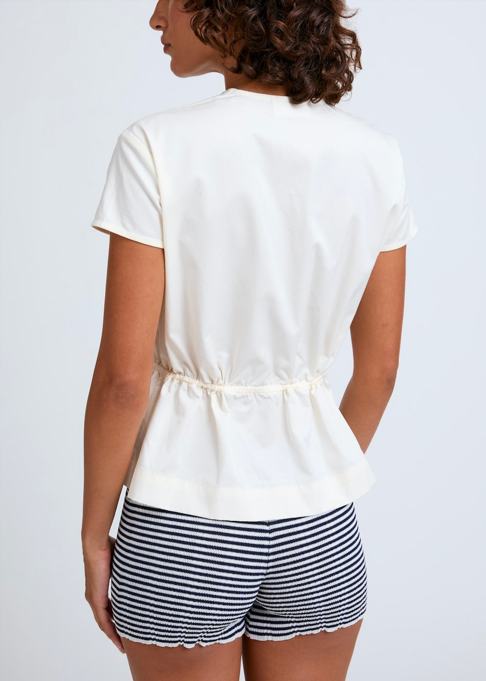 Naomi mesure 1m70 et porte une taille XS/S.