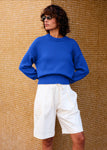 Naomi mesure 1m70 et porte le pull en taille XS et le short en XS/S.