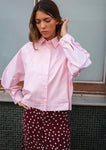Leya mesure 1m73 et porte une taille S