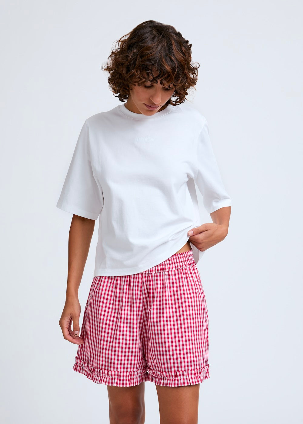 Naomi mesure 1m70 et porte une taille 2.