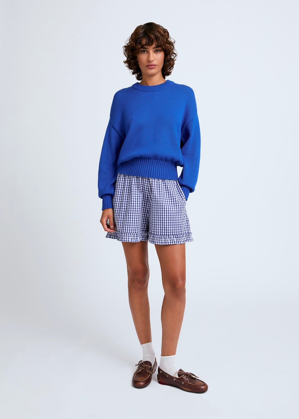 Naomi mesure 1m70 et porte le pull en taille XS et le short en XS/S.
