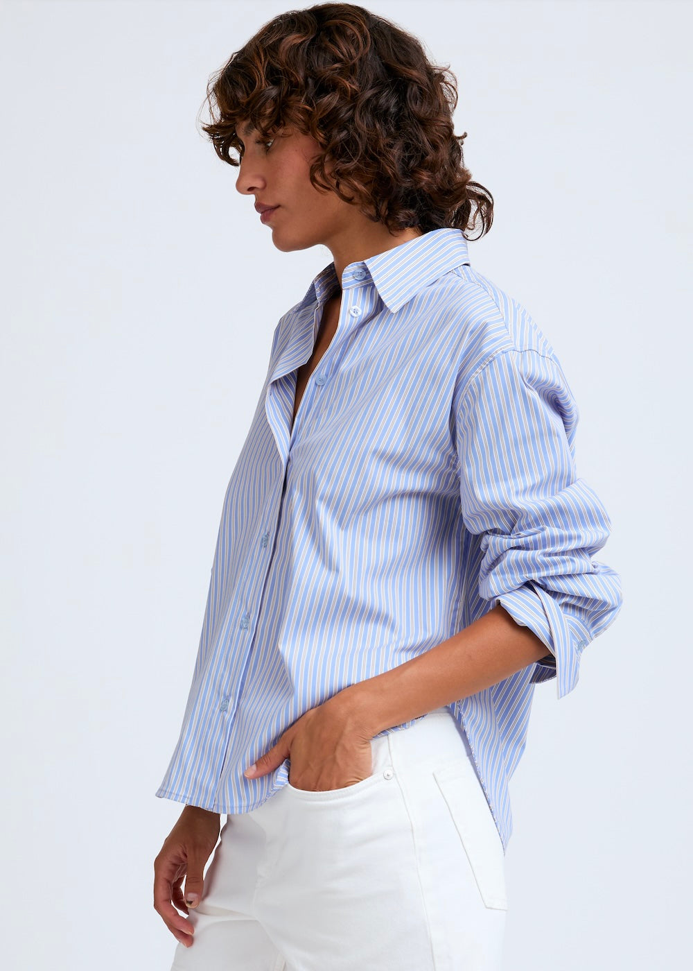 Naomi mesure 1m70 et porte une taille S/M