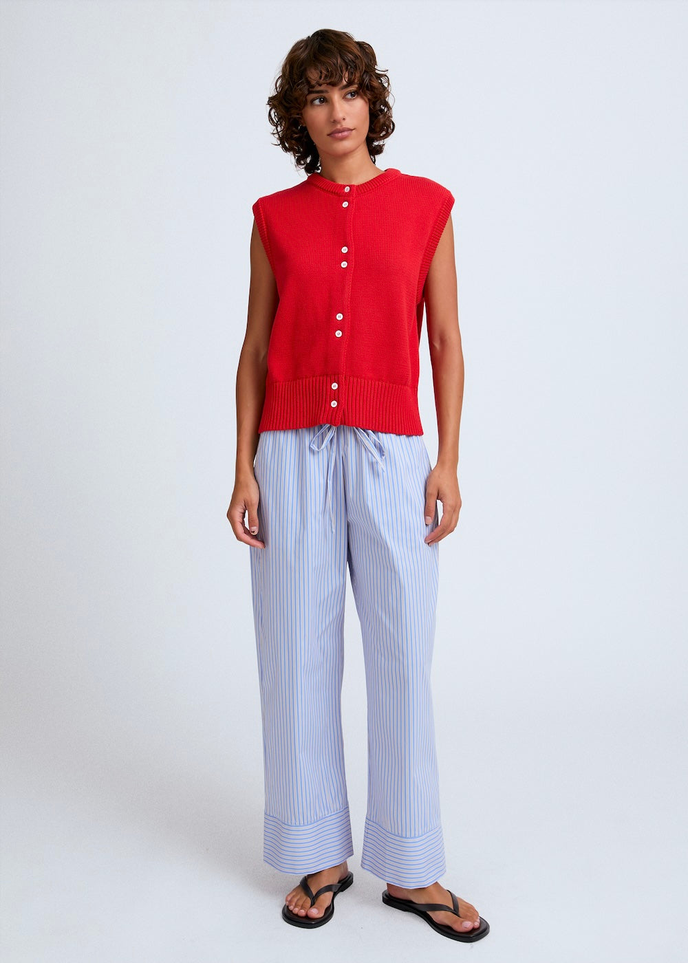 Naomi mesure 1m70 et porte le pantalon en taille XS/S.
