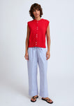 Naomi mesure 1m70 et porte le pantalon en taille XS/S.