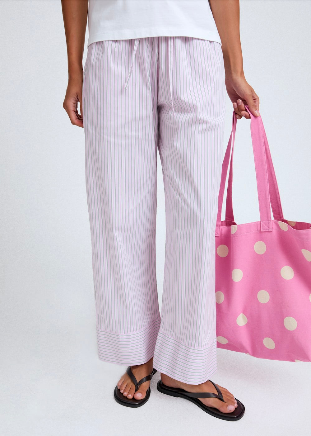 Naomi mesure 1m70 et porte le pantalon en taille XS/S.