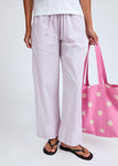 Naomi mesure 1m70 et porte le pantalon en taille XS/S.