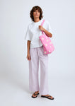 Naomi mesure 1m70 et porte le pantalon en taille XS/S.