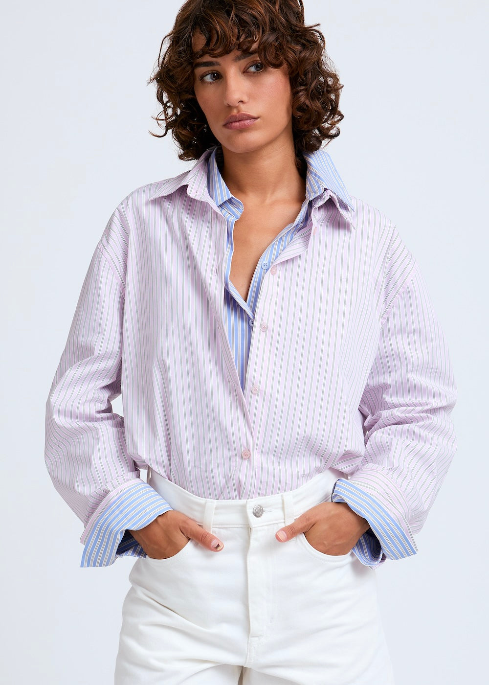 Naomi mesure 1m70 et porte une taille S/M