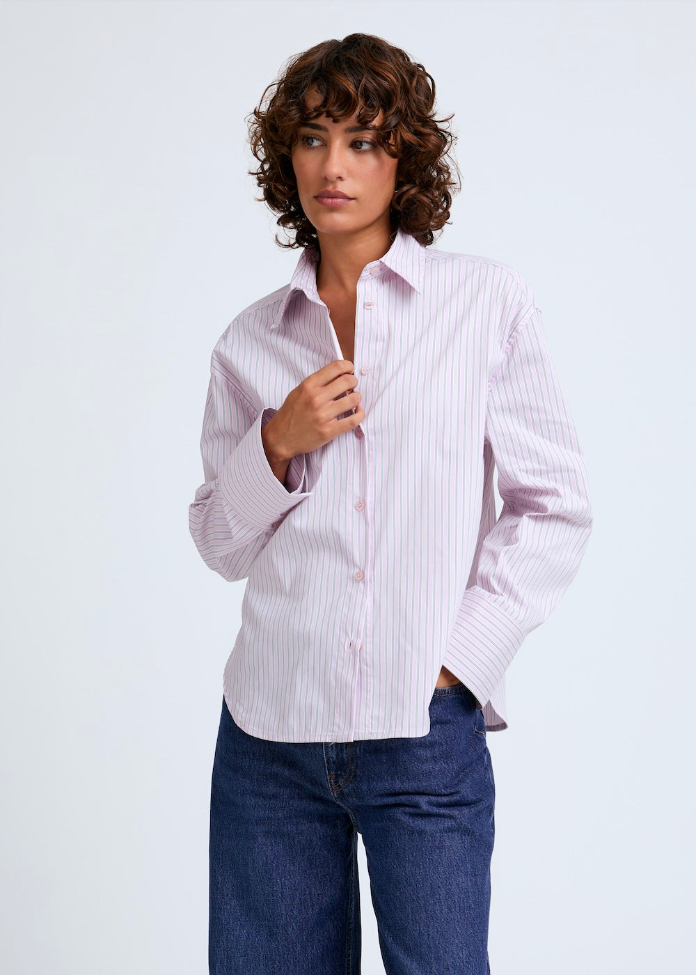 Naomi mesure 1m70 et porte une taille S/M