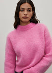 Malena mesure 1,75m et porte une taille 2
