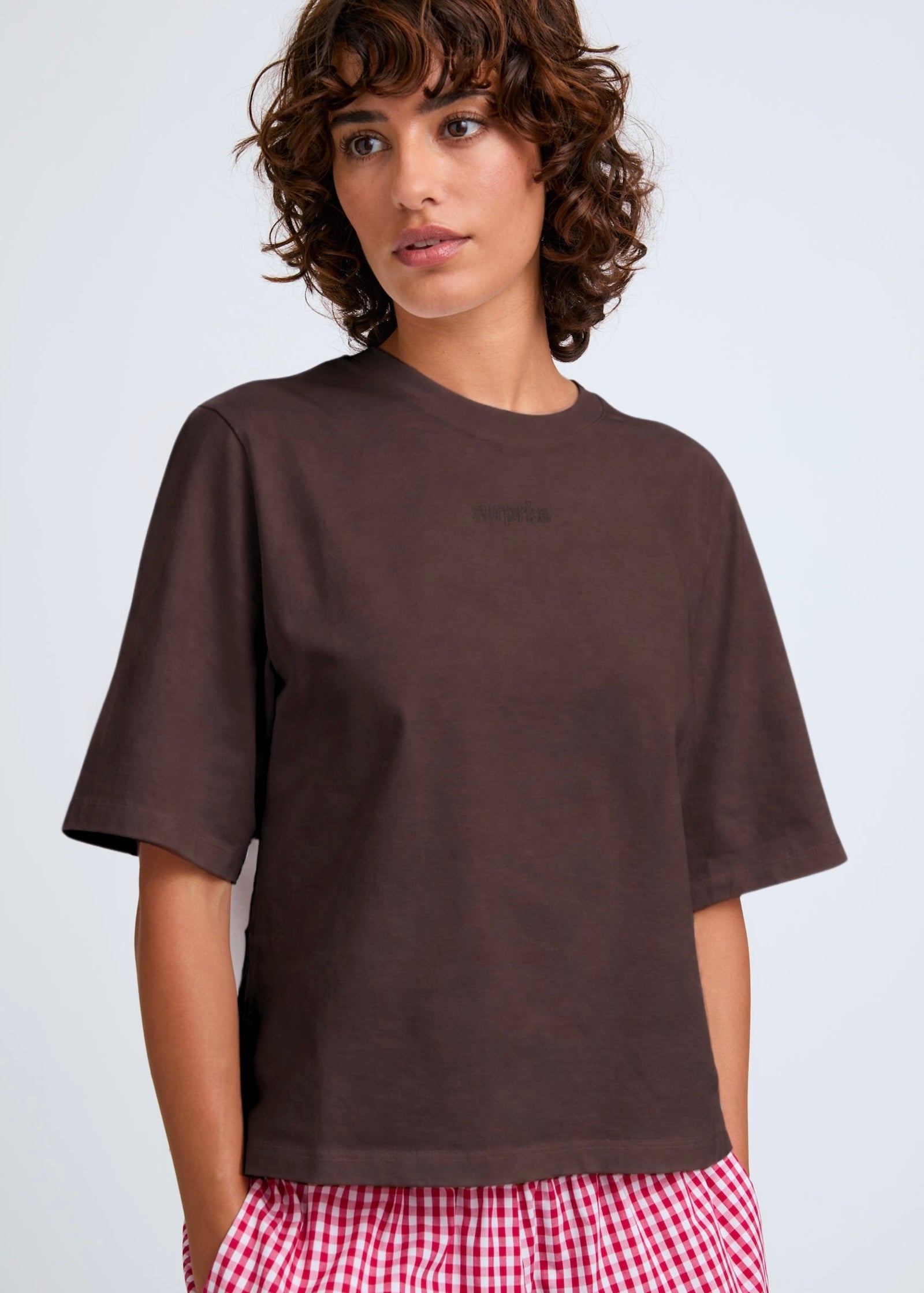 Naomi mesure 1m70 et porte une taille XS.