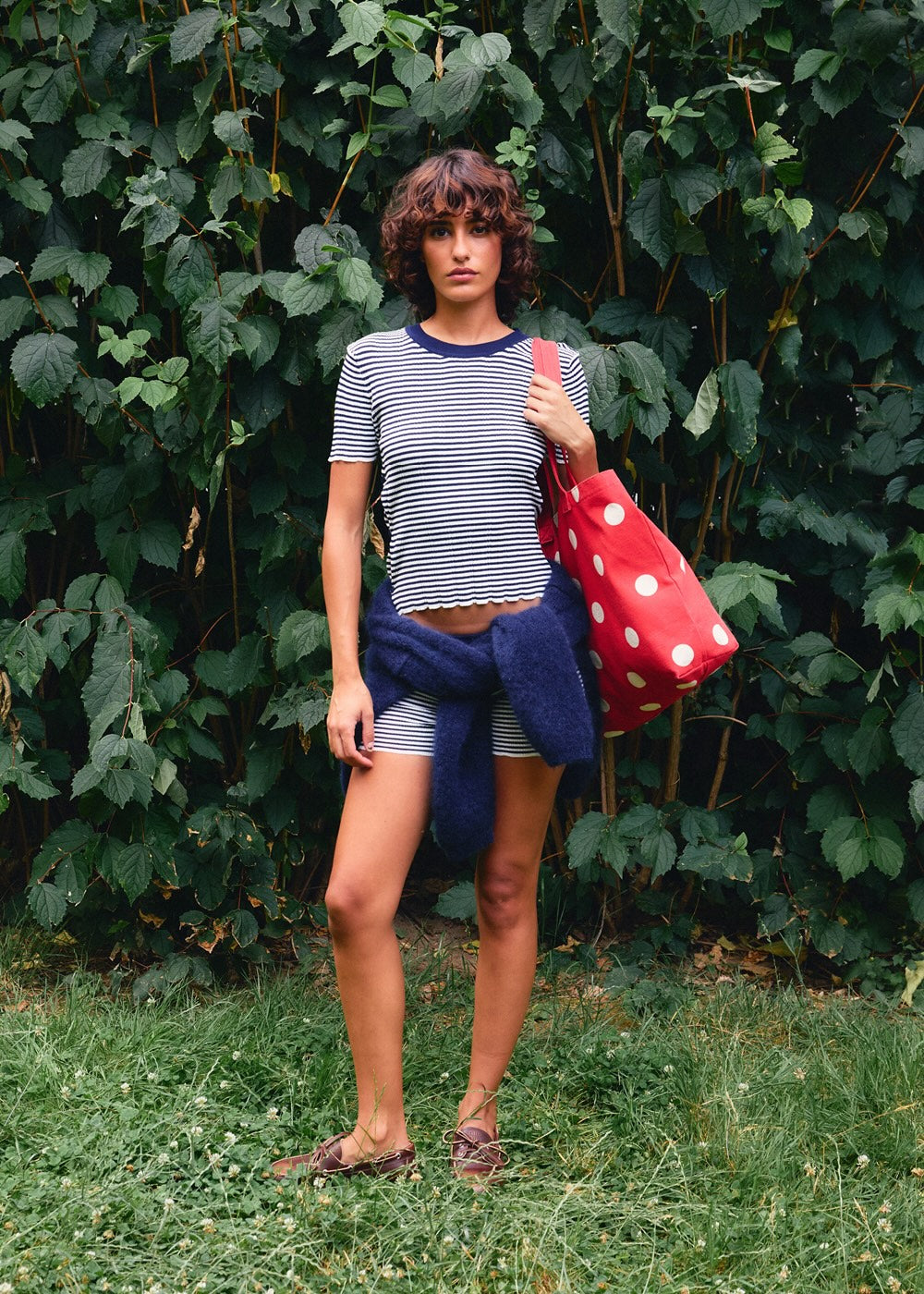 Naomi mesure 1m70 et porte le t-shirt en taille 1