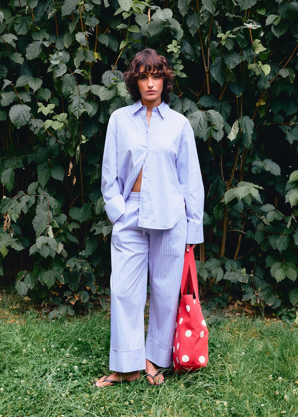 Naomi mesure 1m70 et porte la chemise en S/M et le pantalon en XS/S