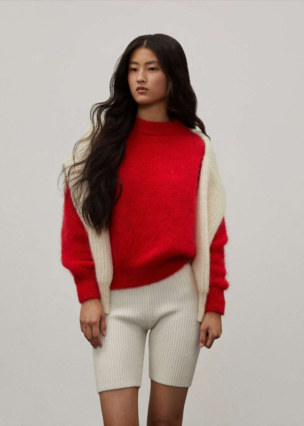 Akari mesure 1,75m et porte une taille 3